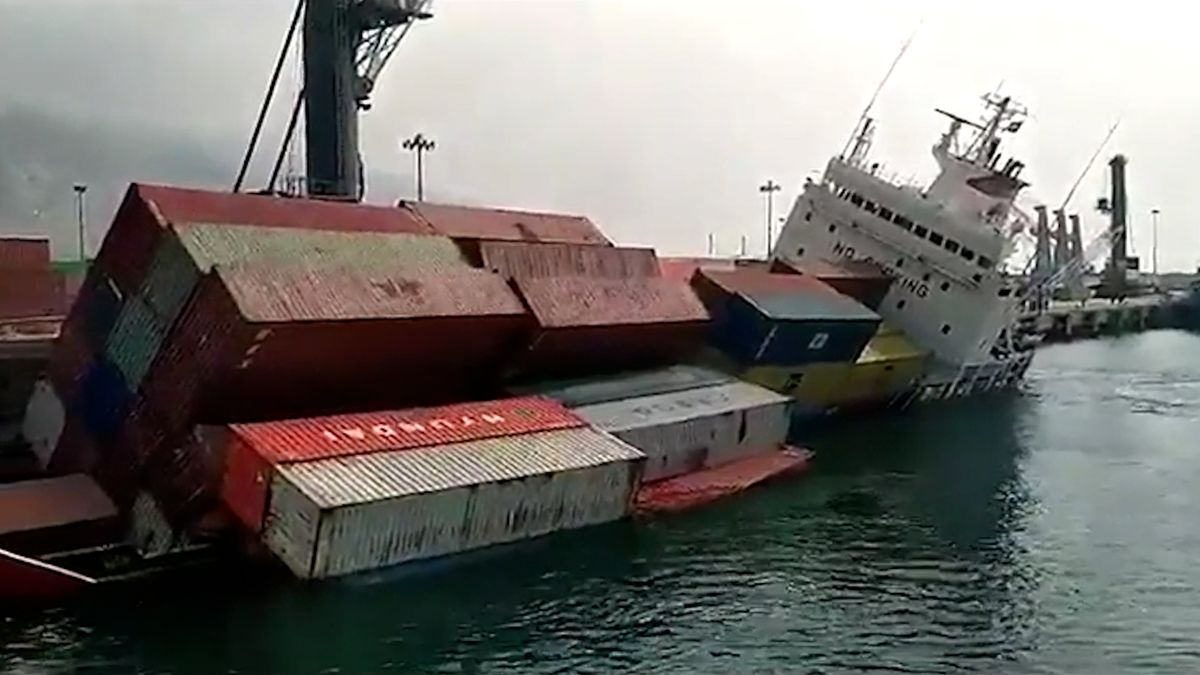 V íránském přístavu se převrátila nákladní loď